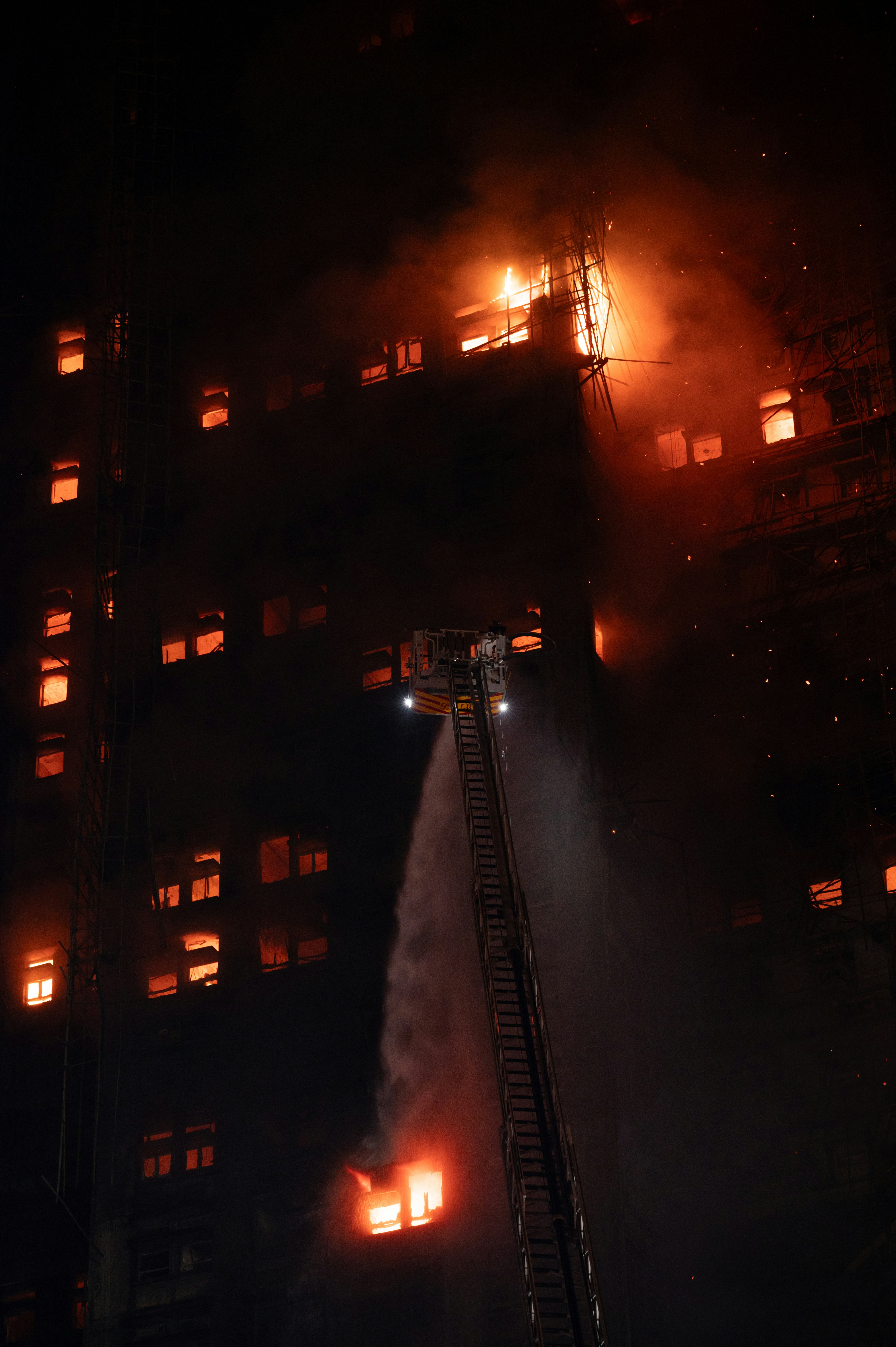 【城中城大火警示】濃煙才是火災頭號殺手！揭開致命風險，您需要專業防護！