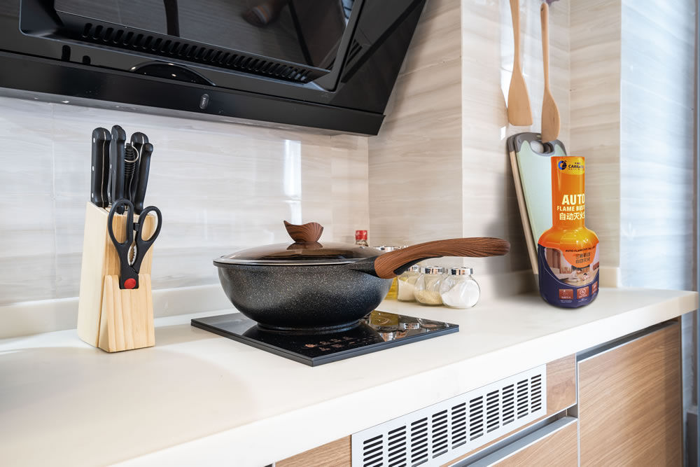 廚房油煙區：油鍋起火不用怕，滅火寶即刻救援！